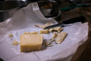 Як зберігати сир в холодильнику: папір, полиця і реальні строки