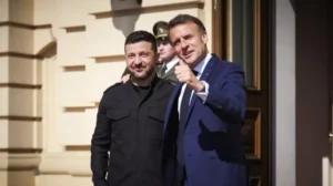 Президент України Володимир Зеленський та президент Франції Емманюель Макрон біля будівлі