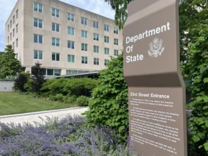Будівля Державного департаменту США з вивіскою біля входу на 23-й вулиці